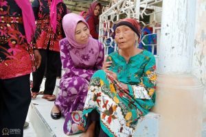 Ketua DPRD Jabar Ineu Purwadewi Sundari saat komunikasi dengan Lansia